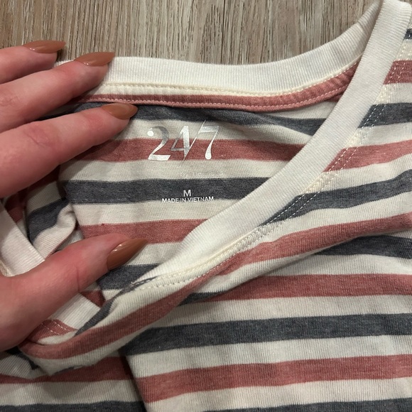 Bundle of 2 Women’s Size Medium Tops - Picture 7 of 7